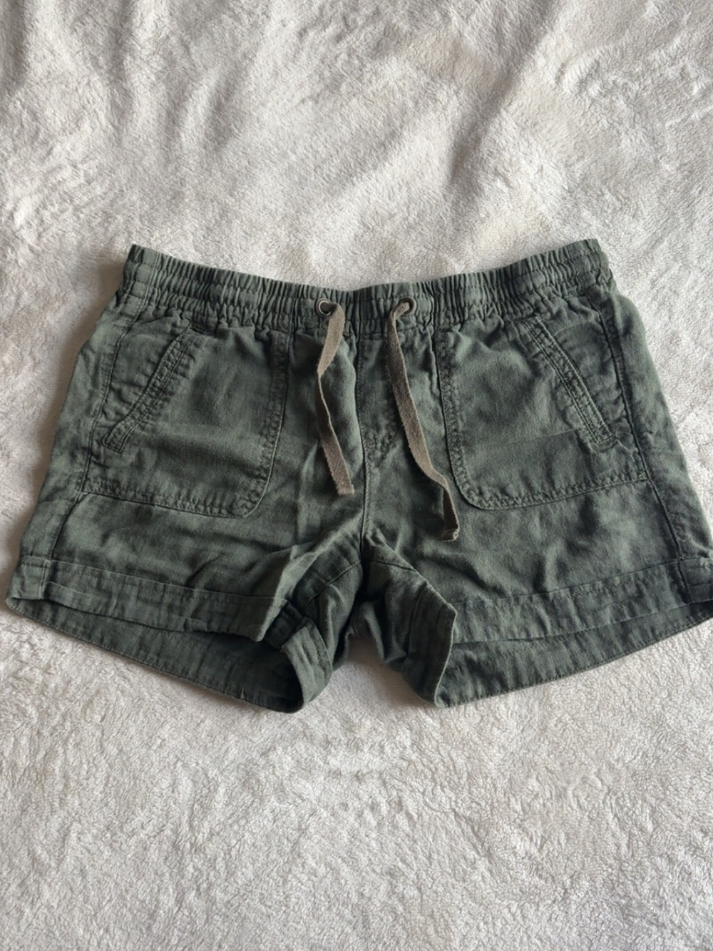 reitmans olive green cargo shorts w drawstrings and pockets